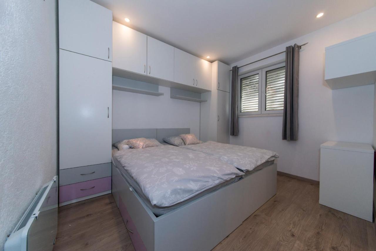 Apartman Luka Vila Vesa Promajna With Jacuzzi & Garden Apartman Kültér fotó